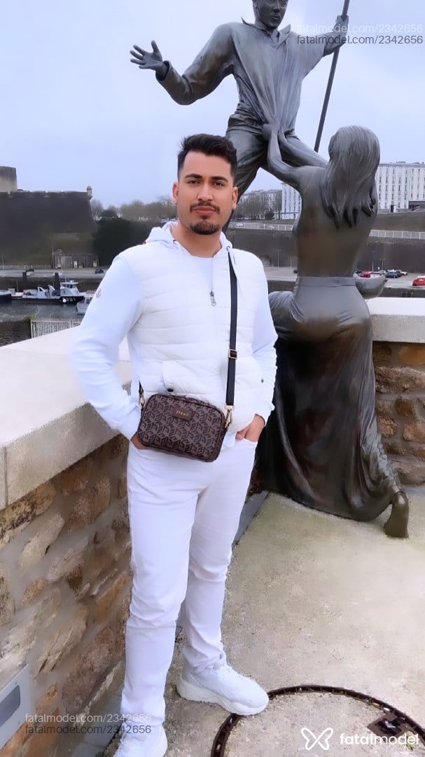 Acompanhante homem com cabelo castanho de olhos castanhos em Rio de Janeiro Acompanhante homem com cabelo castanho de olhos castanhos em Rio de Janeiro - Henry Castely