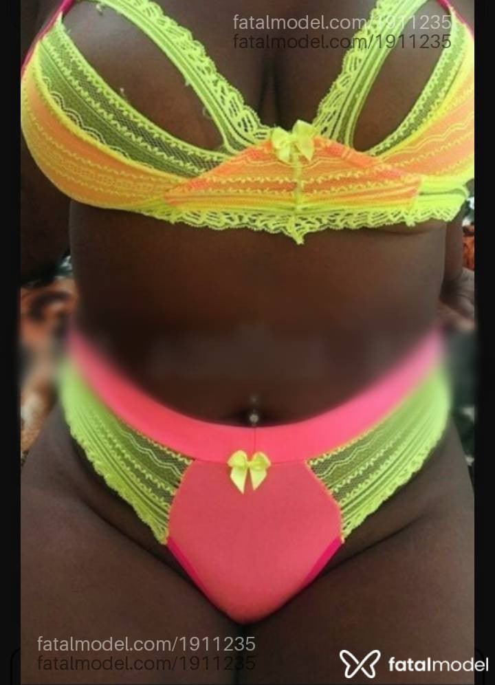 Acompanhante mulher loira (o) de olhos pretos - Gabriela