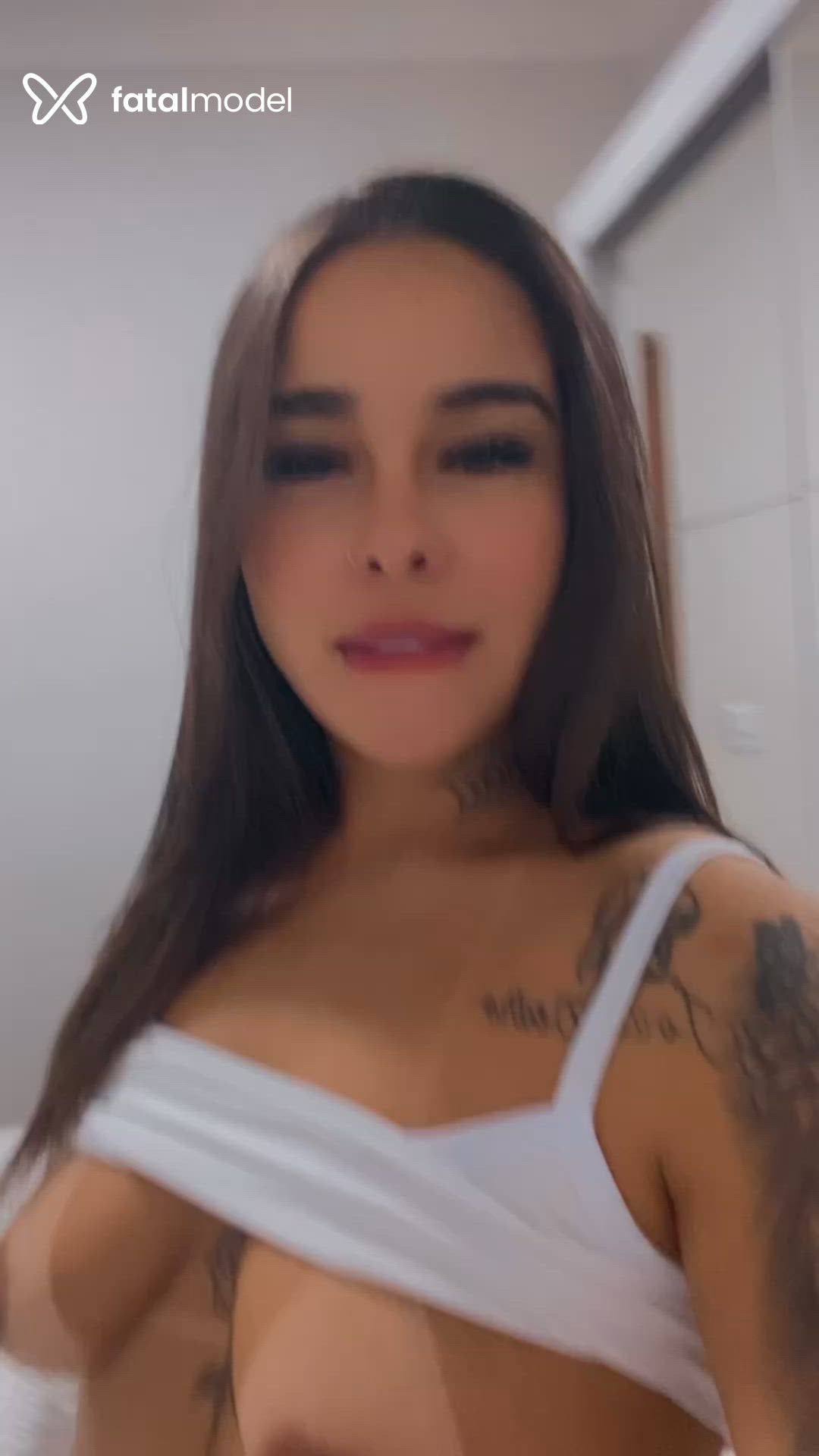 Acompanhante mulher com cabelo castanho de olhos verdes - Sasha Ferraz