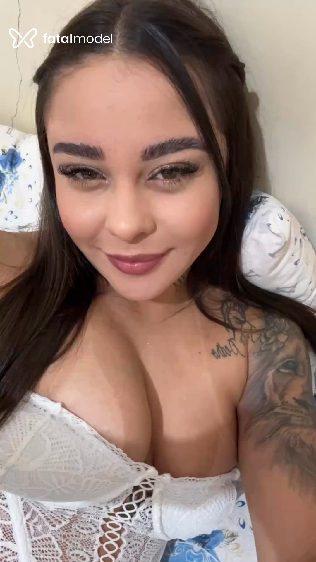 Acompanhante mulher com cabelo castanho de olhos verdes - Sasha Ferraz