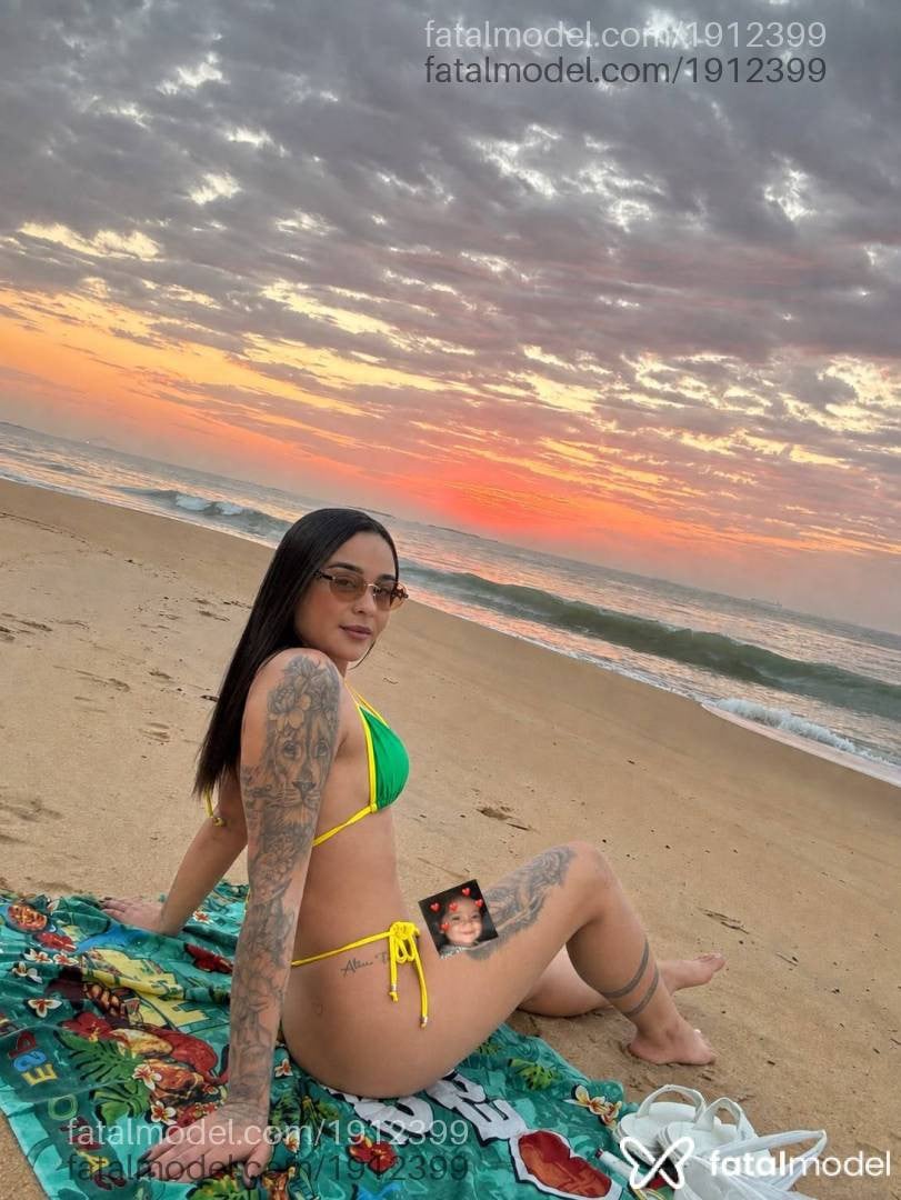 Acompanhante mulher com cabelo castanho de olhos verdes - Sasha Ferraz