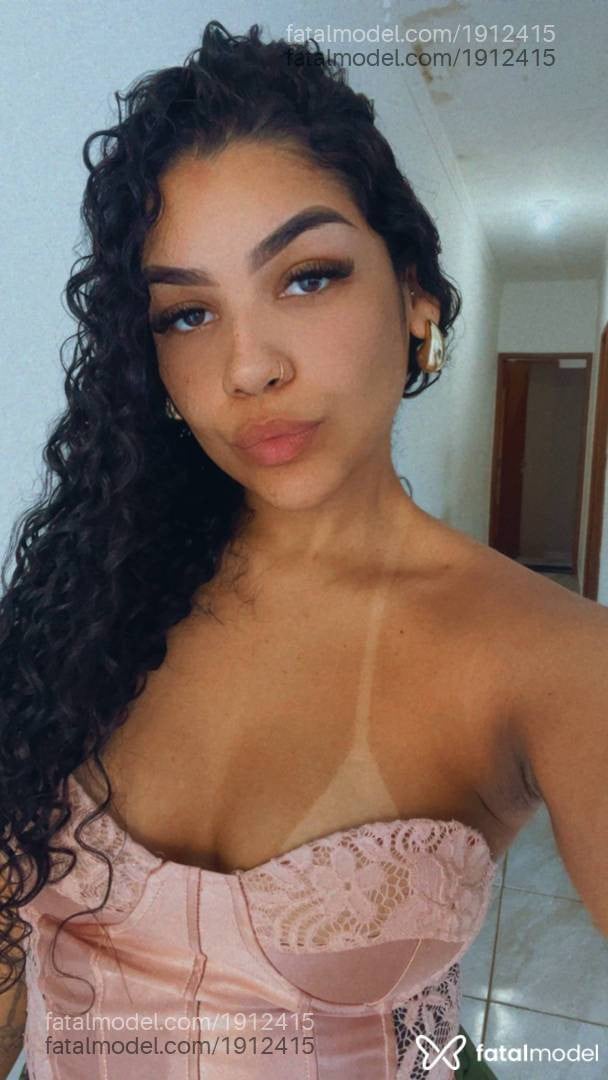 Acompanhante mulher morena (o) de olhos pretos - Mirella