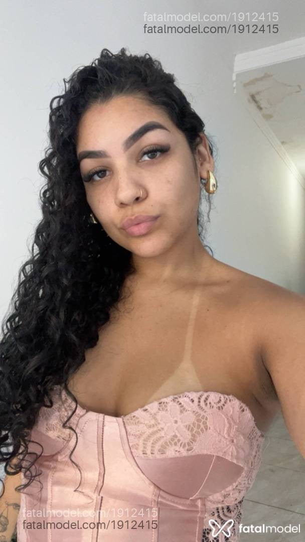 Acompanhante mulher morena (o) de olhos pretos - Mirella