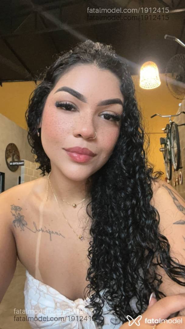 Acompanhante mulher morena (o) de olhos pretos - Mirella