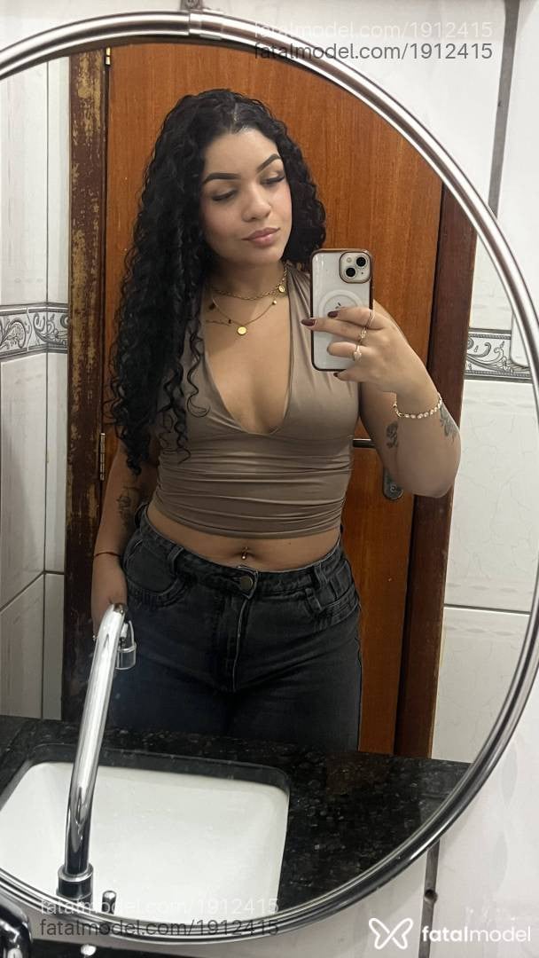 Acompanhante mulher morena (o) de olhos pretos - Mirella