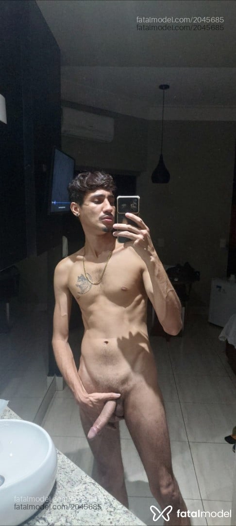 Acompanhante homem com cabelo castanho de olhos castanhos - Leodezenovecm