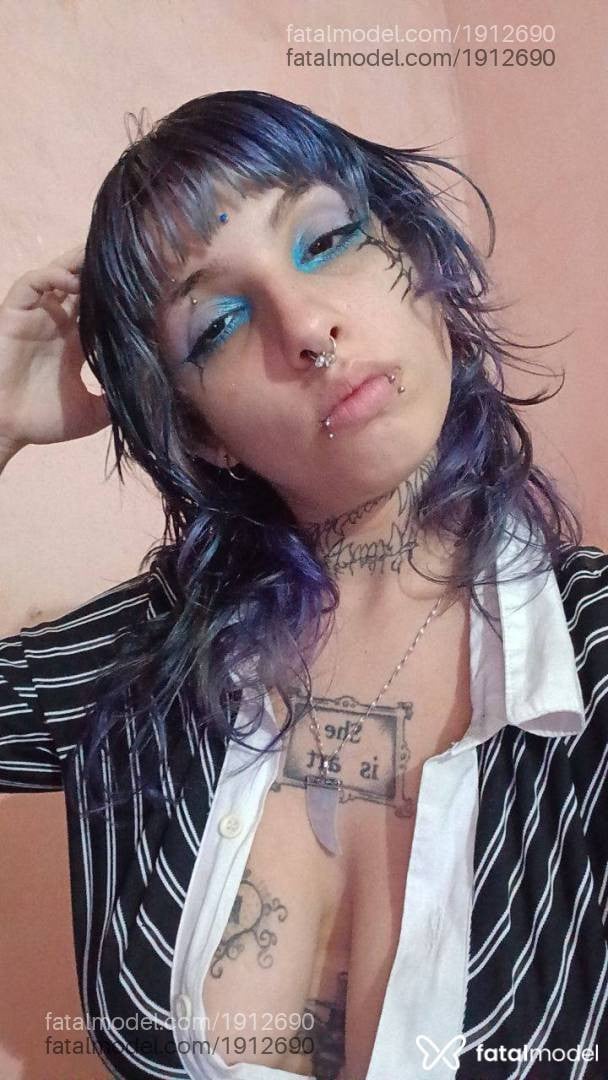 Acompanhante mulher com cabelo colorido de olhos castanhos em Recife - Chaos