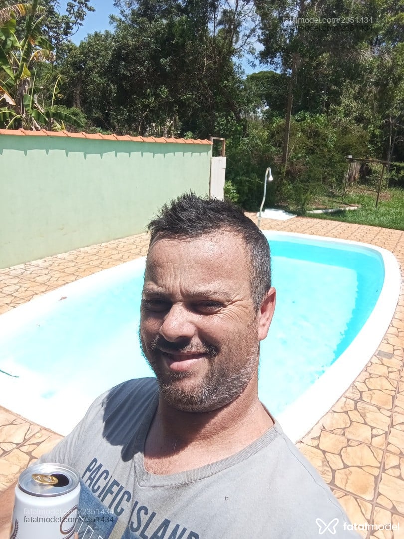 Acompanhante homem com cabelo castanho de olhos castanhos em Pindamonhangaba - Caio Fraga