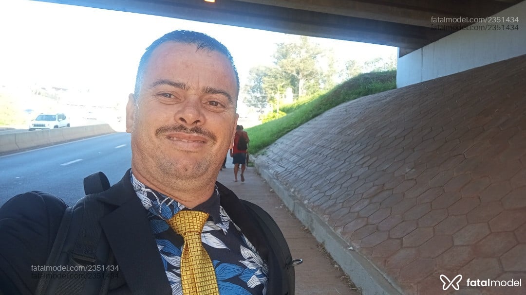 Acompanhante homem com cabelo castanho de olhos castanhos em Pindamonhangaba - Caio Fraga