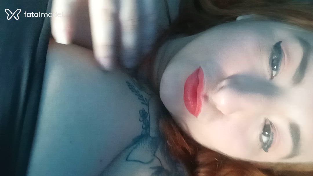 Acompanhante mulher ruiva (o) de olhos castanhos - Raissa