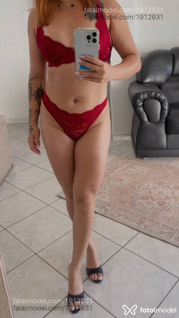 Acompanhante mulher ruiva (o) de olhos pretos - Natasha