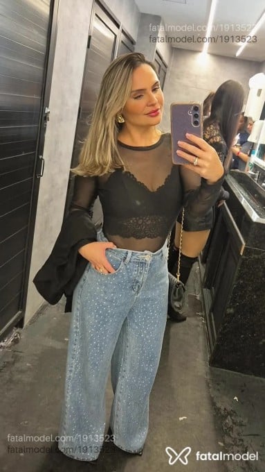 Acompanhante mulher com cabelo castanho de olhos castanhos em Florianópolis Acompanhante mulher com cabelo castanho de olhos castanhos em Florianópolis - Giovanna Weber