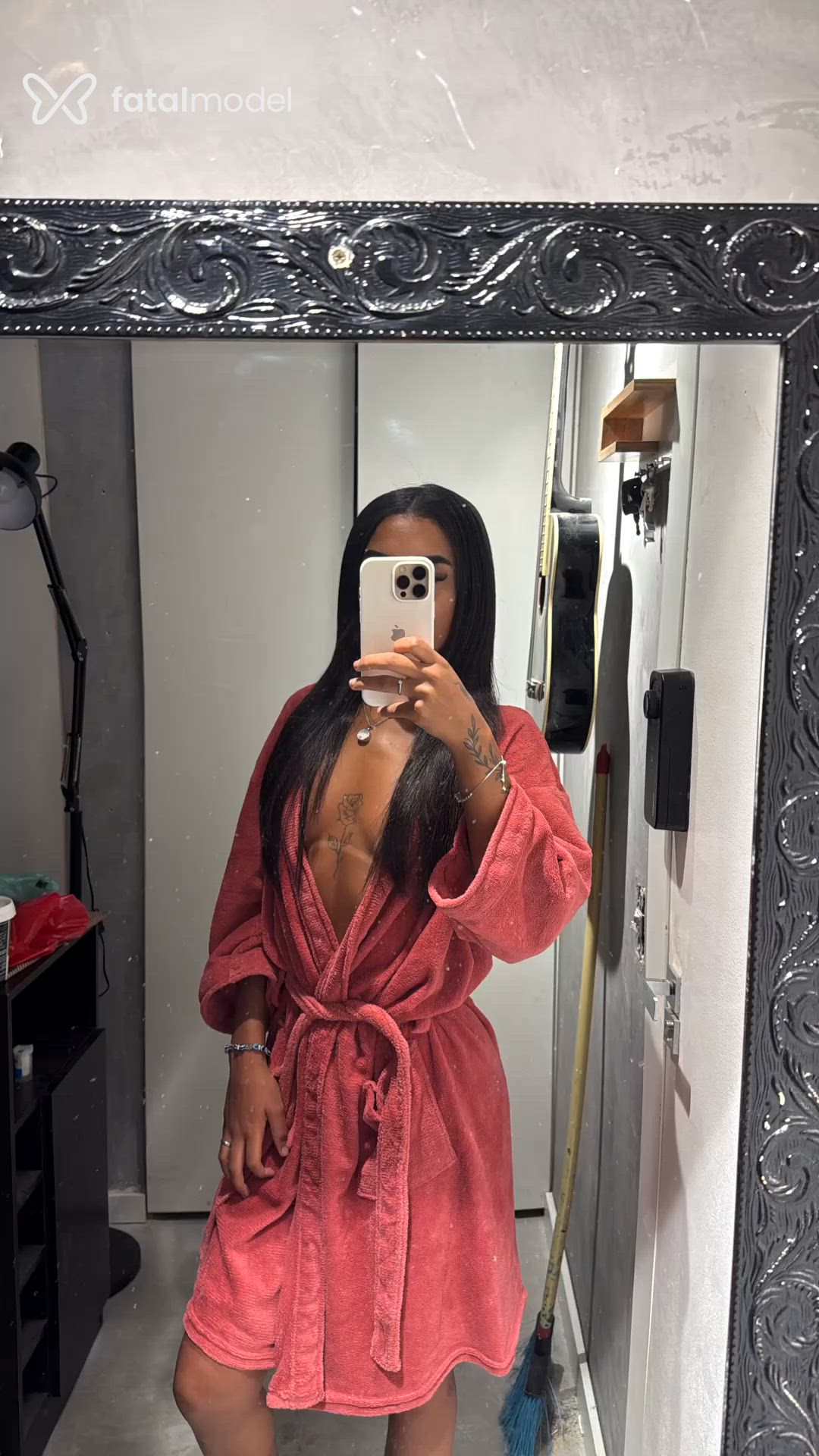 Acompanhante mulher com cabelo castanho de olhos castanhos - Priscila Acompanhante mulher com cabelo castanho de olhos castanhos - Priscila
