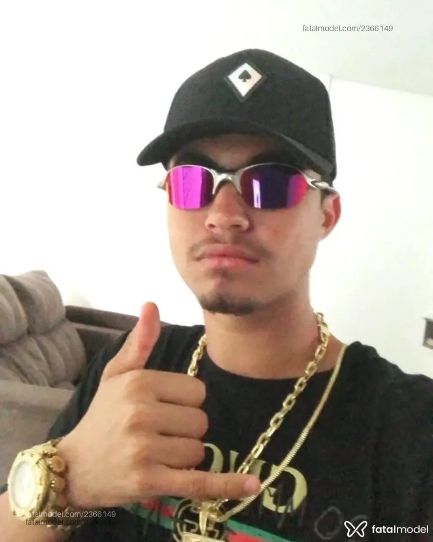 Acompanhante homem com cabelo castanho de olhos castanhos em Balneário Camboriú - Playboysz