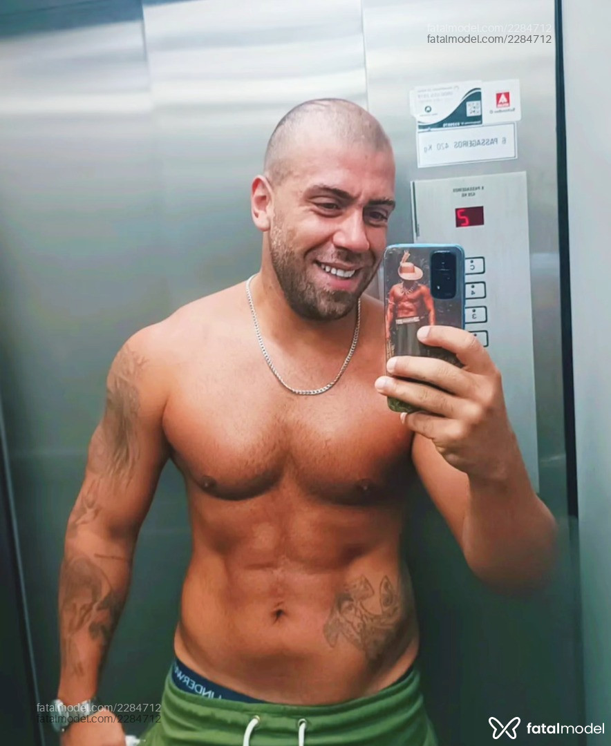 Acompanhante homem sem cabelo de olhos verdes em São Paulo - Victor Hugo