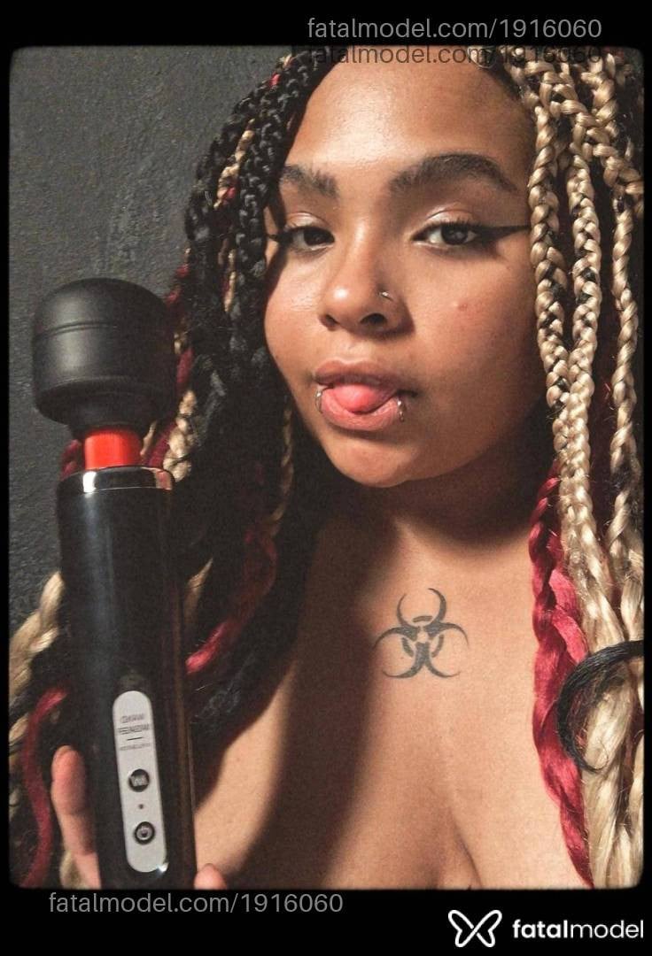 Acompanhante mulher com cabelo colorido de olhos castanhos em Virtual Acompanhante mulher com cabelo colorido de olhos castanhos em Virtual - Anny Avila