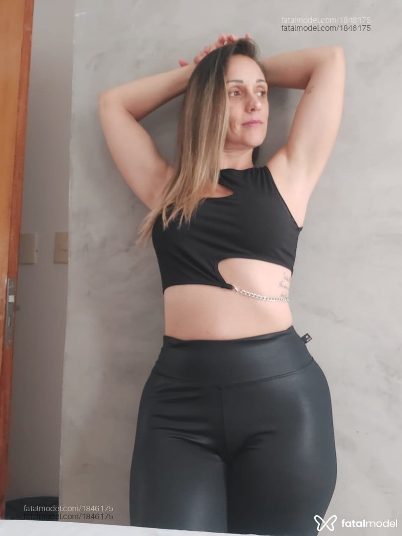 Acompanhante mulher loira (o) de olhos castanhos - Annye Mello