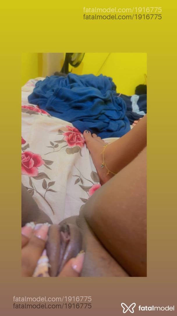 Acompanhante mulher morena (o) de olhos pretos - Miia Lisboa