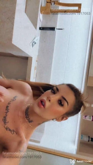 Acompanhante mulher trans com cabelo castanho de olhos verdes em Criciúma - Larissa Surfistin