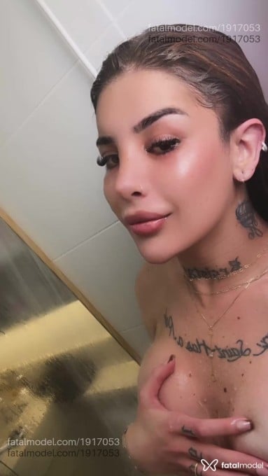 Acompanhante mulher trans com cabelo castanho de olhos verdes em Criciúma - Larissa Surfistin