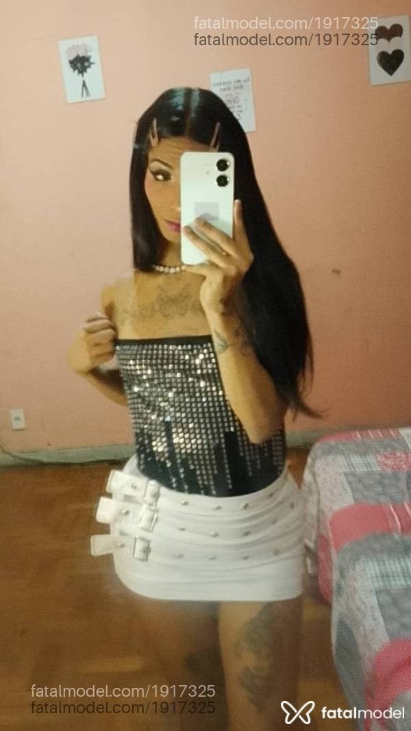 Acompanhante mulher trans com cabelo castanho de olhos castanhos - ímola