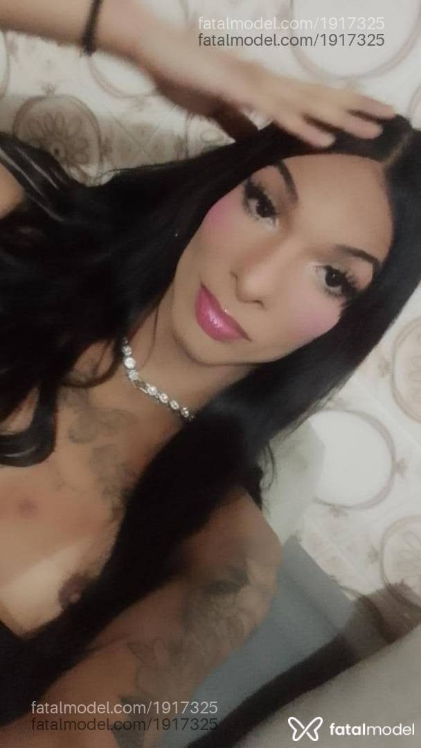 Acompanhante mulher trans com cabelo castanho de olhos castanhos - ímola