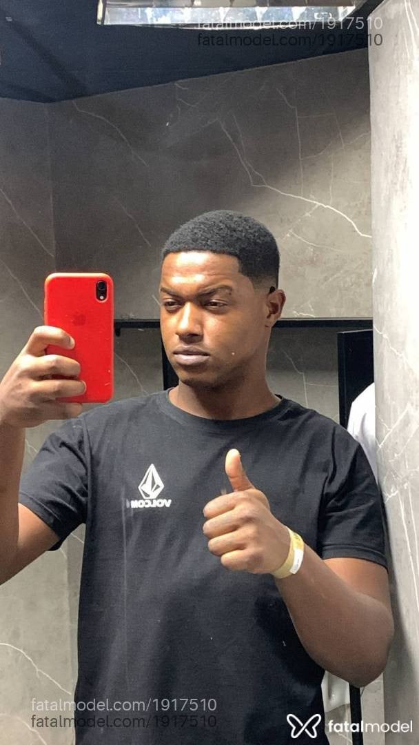 Acompanhante homem com cabelo grisalho de olhos castanhos - Kingblack