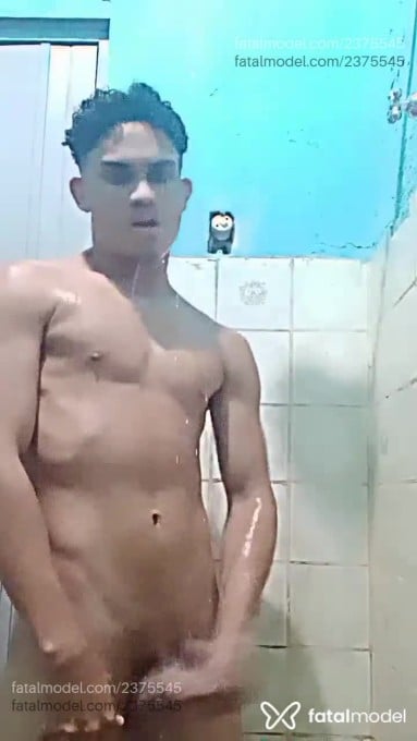 Acompanhante homem com cabelo castanho de olhos verdes em Ananindeua - Damon