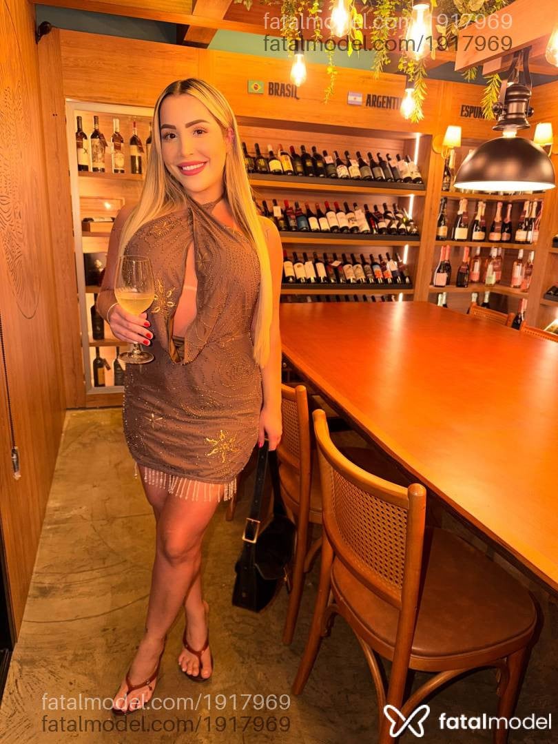 Acompanhante mulher loira (o) de olhos castanhos - Josii