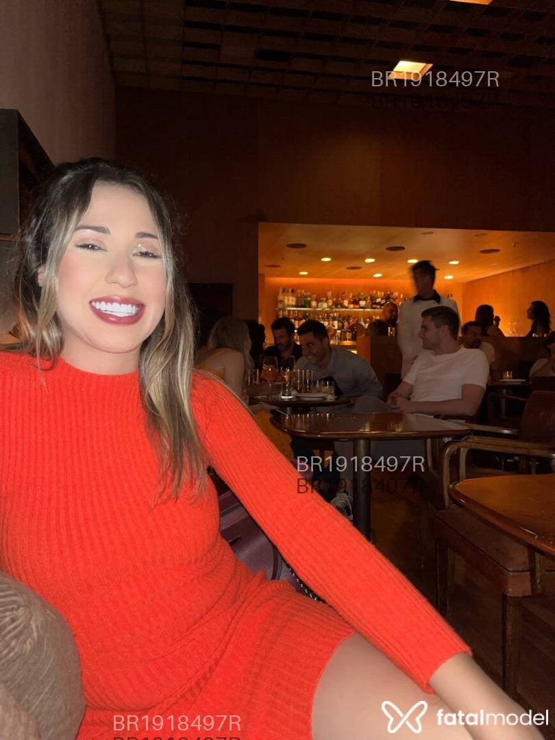 Acompanhante mulher com cabelo castanho de olhos mel em São Paulo Acompanhante mulher com cabelo castanho de olhos mel em São Paulo - Letícia