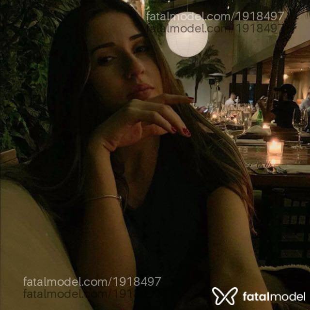 Acompanhante mulher com cabelo castanho de olhos mel em São Paulo Acompanhante mulher com cabelo castanho de olhos mel em São Paulo - Letícia