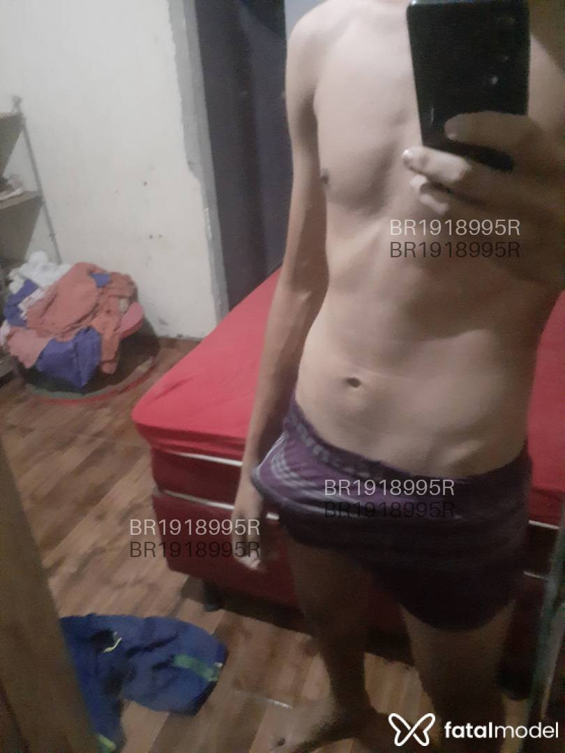 Acompanhante homem com cabelo castanho de olhos pretos em Água Boa - Luka