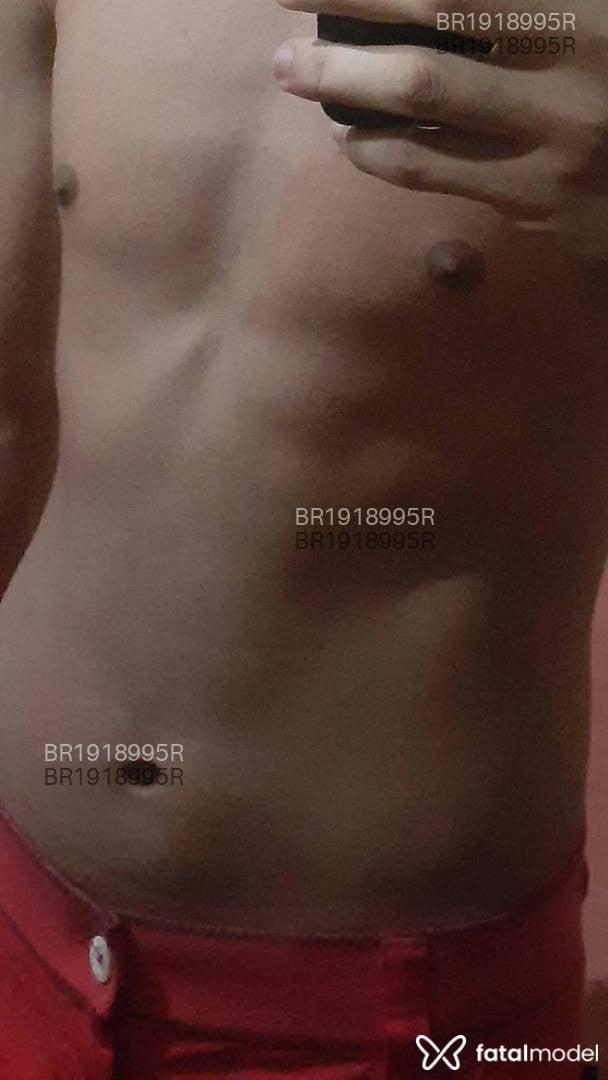 Acompanhante homem com cabelo castanho de olhos pretos em Água Boa - Luka
