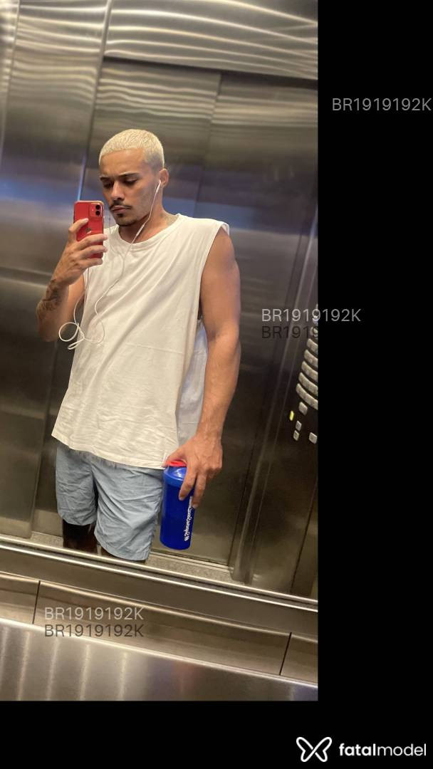Acompanhante homem loira (o) de olhos mel em São Paulo Acompanhante homem loira (o) de olhos mel em São Paulo - Taylon Soarez