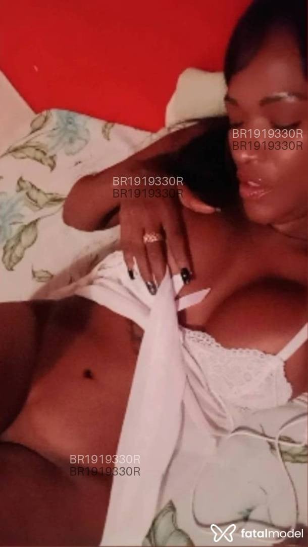 Acompanhante mulher com cabelo castanho de olhos castanhos em Armação dos Búzios - Emanuelle Borges