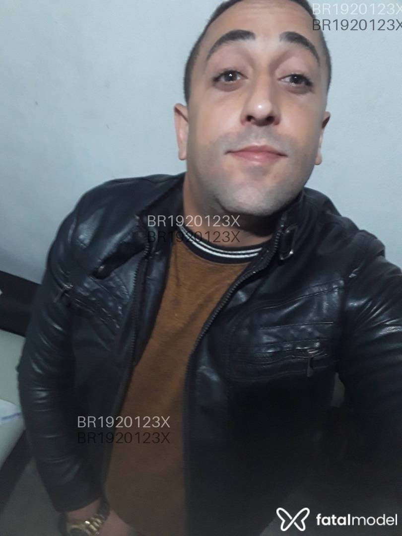 Acompanhante homem com cabelo castanho de olhos castanhos - Rafael Acompanhante homem com cabelo castanho de olhos castanhos - Rafael