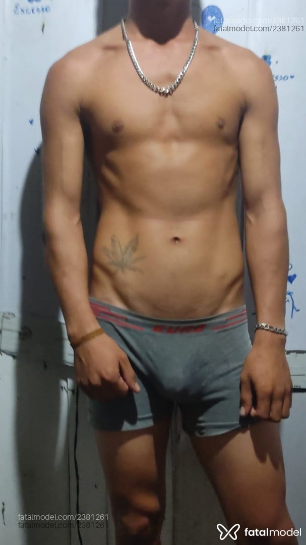 Acompanhante homem com cabelo castanho de olhos castanhos - Lauro
