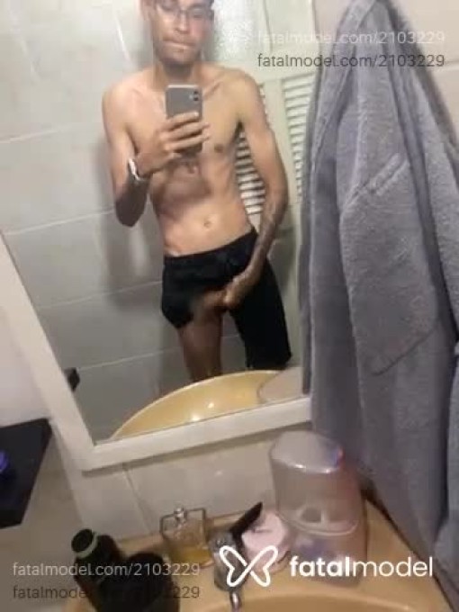 Acompanhante homem morena (o) de olhos pretos - Júnior Acompanhante homem morena (o) de olhos pretos - Júnior
