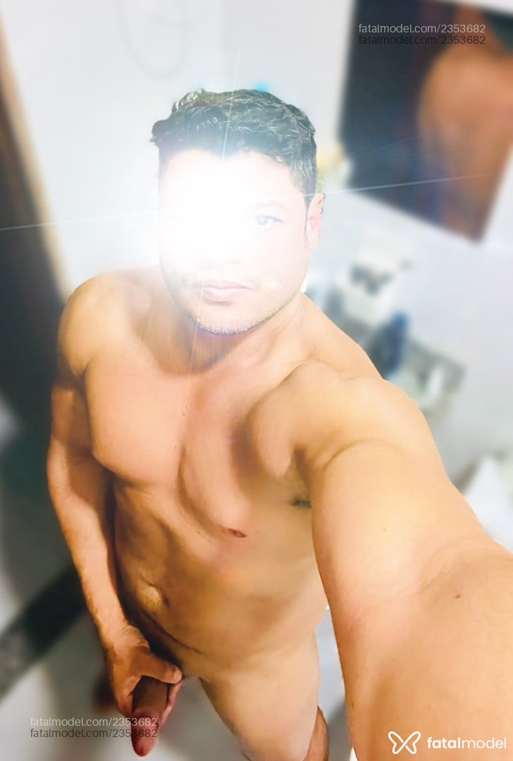 Acompanhante homem com cabelo castanho de olhos castanhos - John Almeida