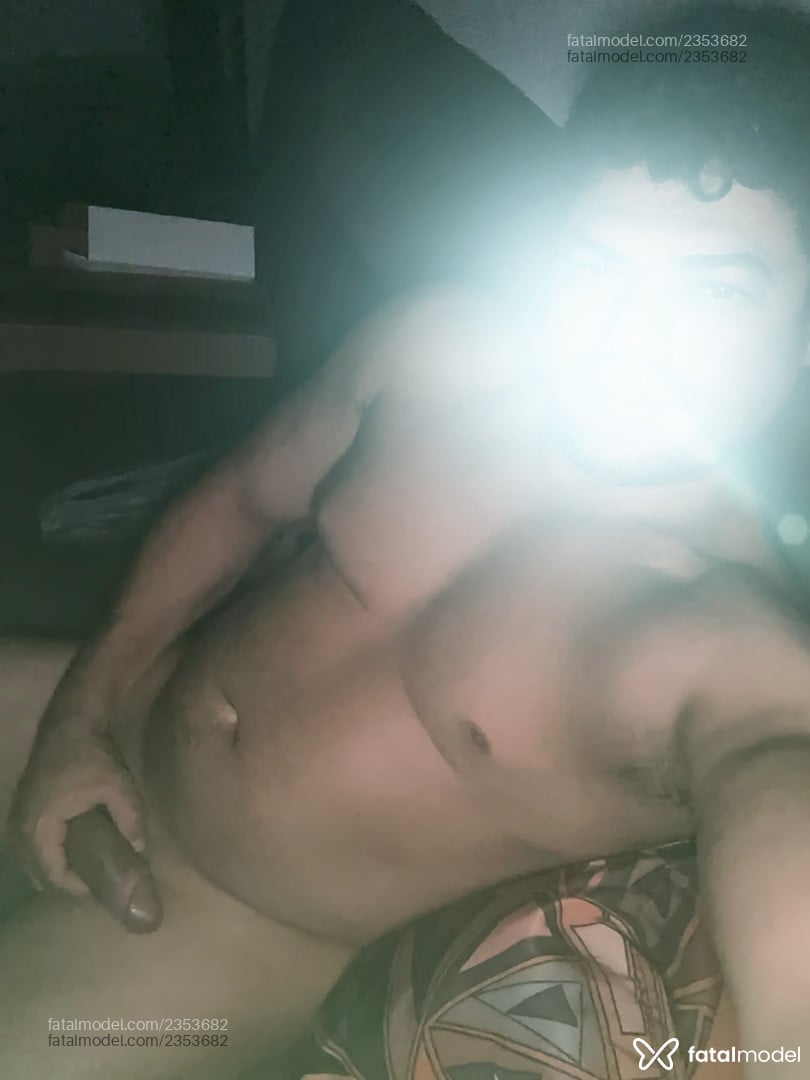 Acompanhante homem com cabelo castanho de olhos castanhos - John Almeida