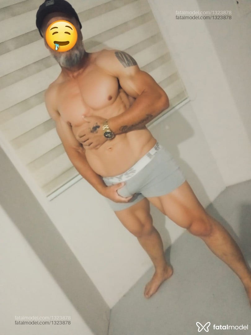 Acompanhante homem com cabelo grisalho de olhos castanhos em Pelotas Acompanhante homem com cabelo grisalho de olhos castanhos em Pelotas - Rafael