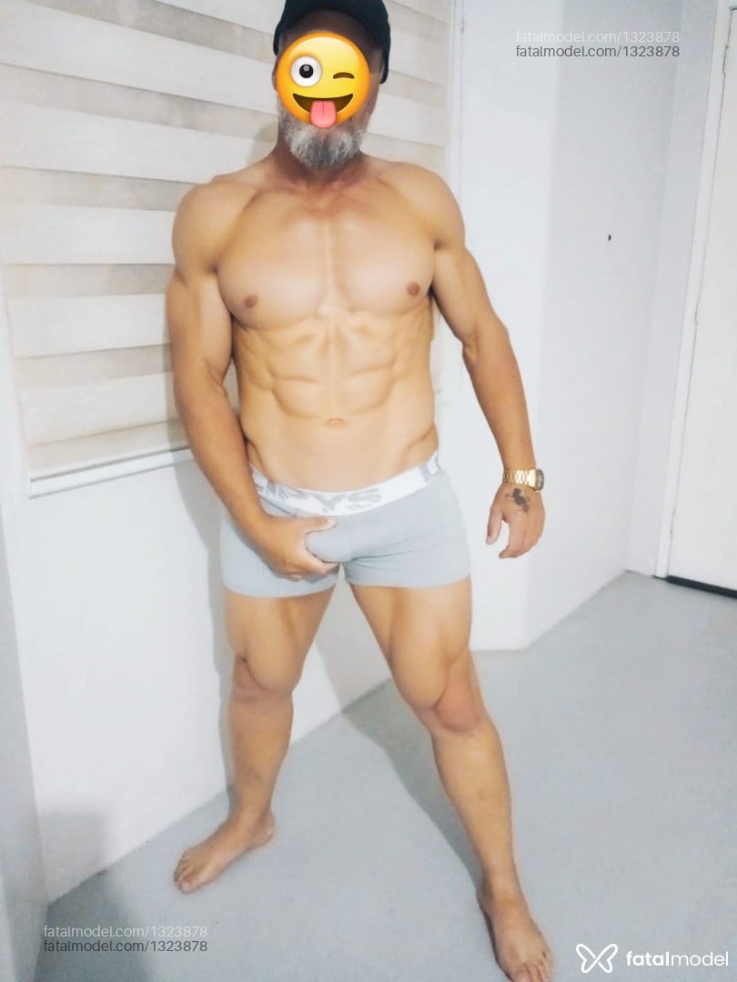 Acompanhante homem com cabelo grisalho de olhos castanhos em Pelotas - Rafael