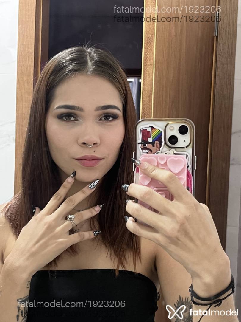 Acompanhante mulher com cabelo castanho de olhos castanhos - Maiaaa