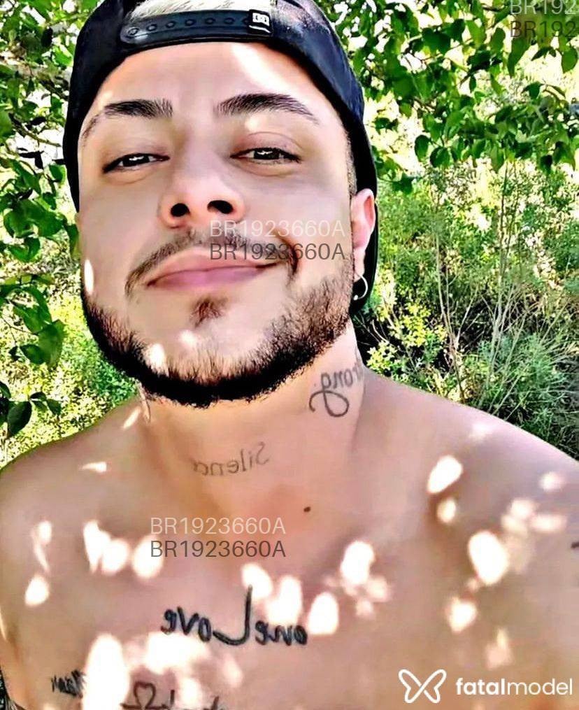 Acompanhante homem trans com cabelo castanho de olhos castanhos em Porto Alegre - Henrique