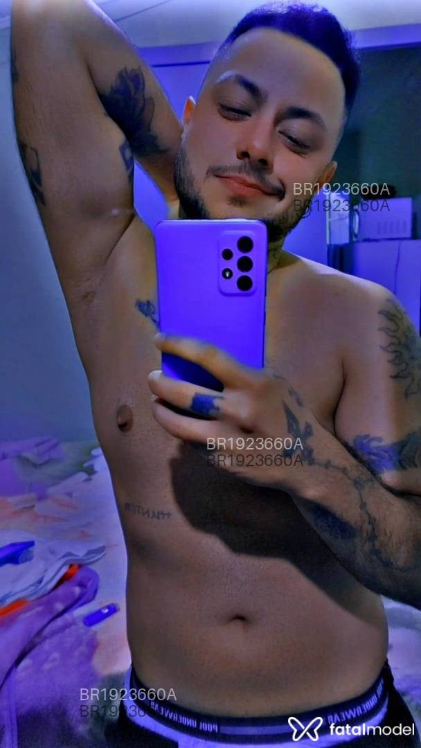 Acompanhante homem trans com cabelo castanho de olhos castanhos em Porto Alegre - Henrique