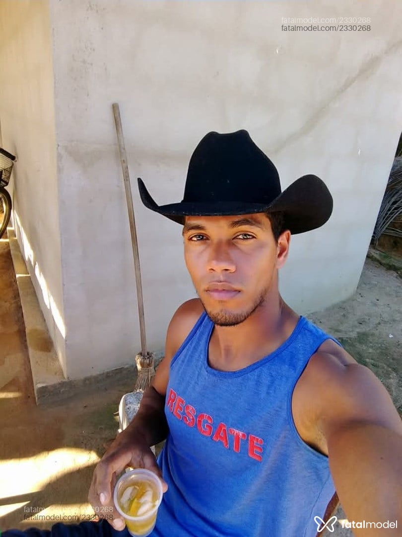 Acompanhante homem com cabelo castanho de olhos pretos - Willian Nobre