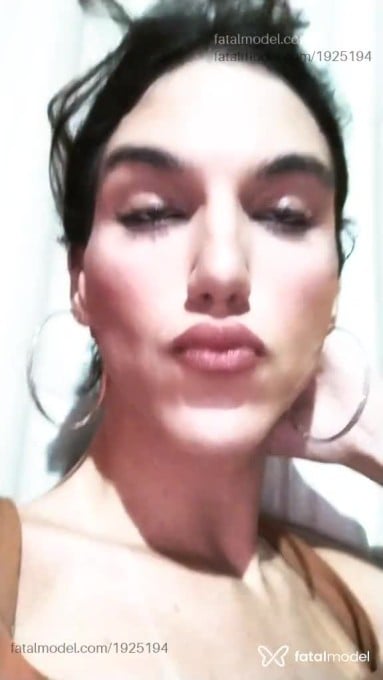 Acompanhante mulher trans com cabelo castanho de olhos mel em Macaé Acompanhante mulher trans com cabelo castanho de olhos mel em Macaé - Agatha