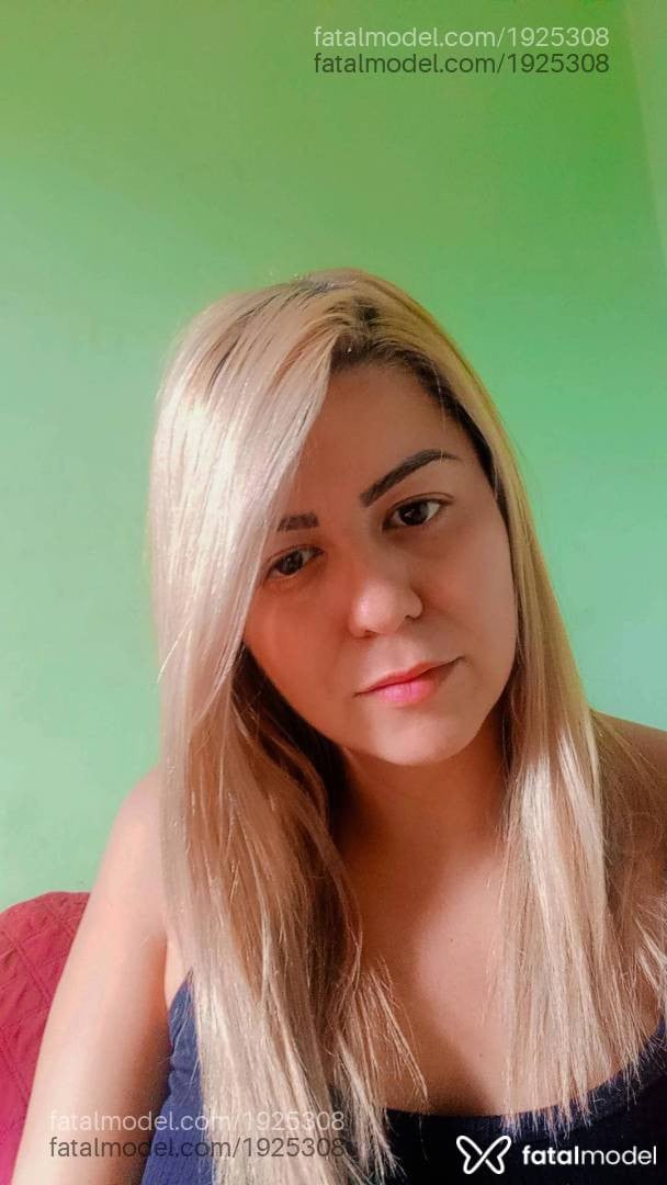 Acompanhante mulher loira (o) de olhos castanhos - Camila