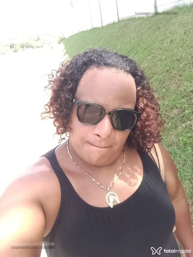 Acompanhante mulher trans com cabelo colorido de olhos castanhos em Adamantina Acompanhante mulher trans com cabelo colorido de olhos castanhos em Adamantina - Yara Ravena