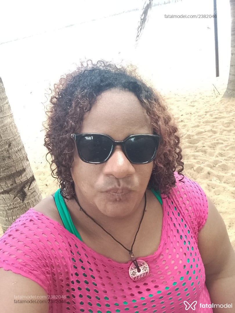 Acompanhante mulher trans com cabelo colorido de olhos castanhos em Adamantina Acompanhante mulher trans com cabelo colorido de olhos castanhos em Adamantina - Yara Ravena